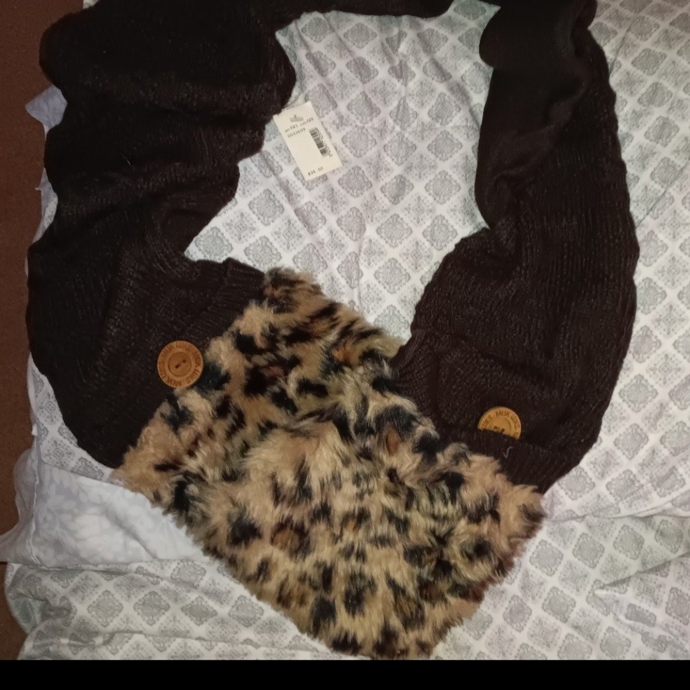 Muk Luks Leopard/Brown pocket Scarf BNWT